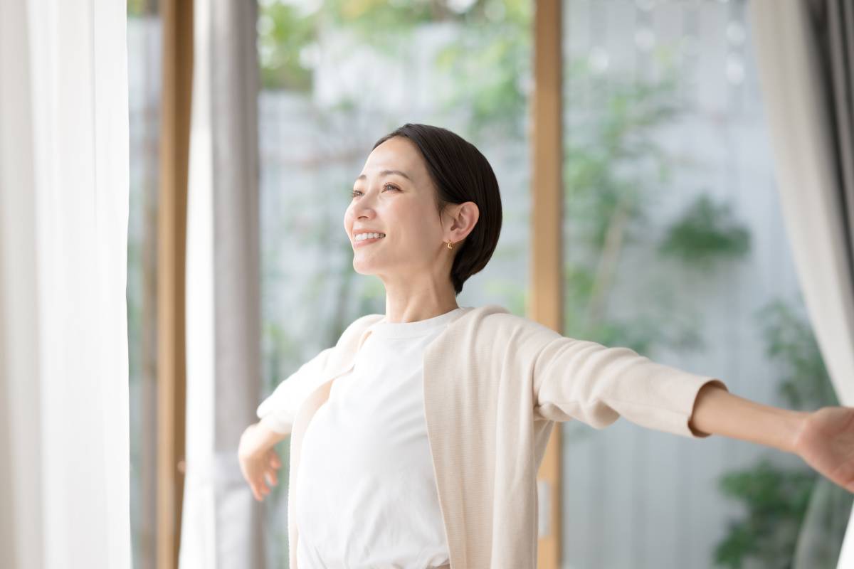 ストレッチをする女性