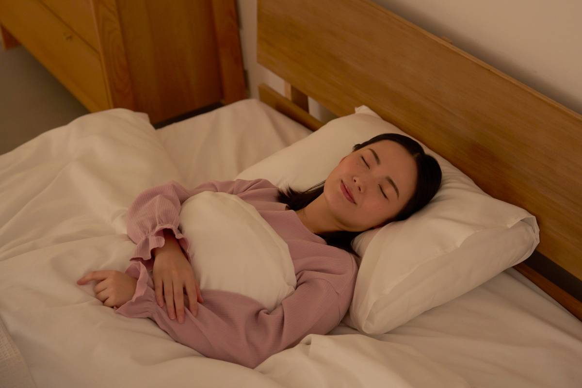 ベッドで眠る女性