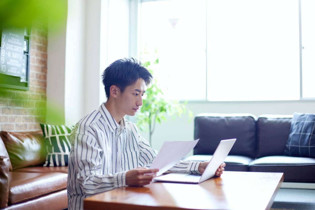 自宅で仕事をしている男性