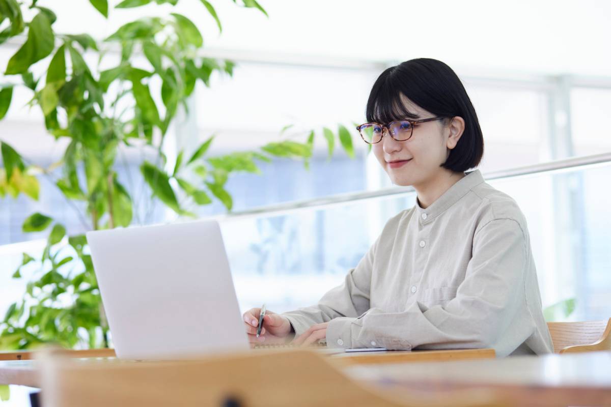 パソコンで作業している女性