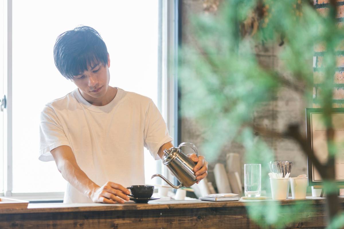 コーヒーを淹れている男性