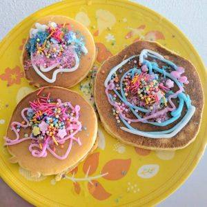 雨で出かけられないときのお楽しみ♪子どもと一緒に作る特製パンケーキ