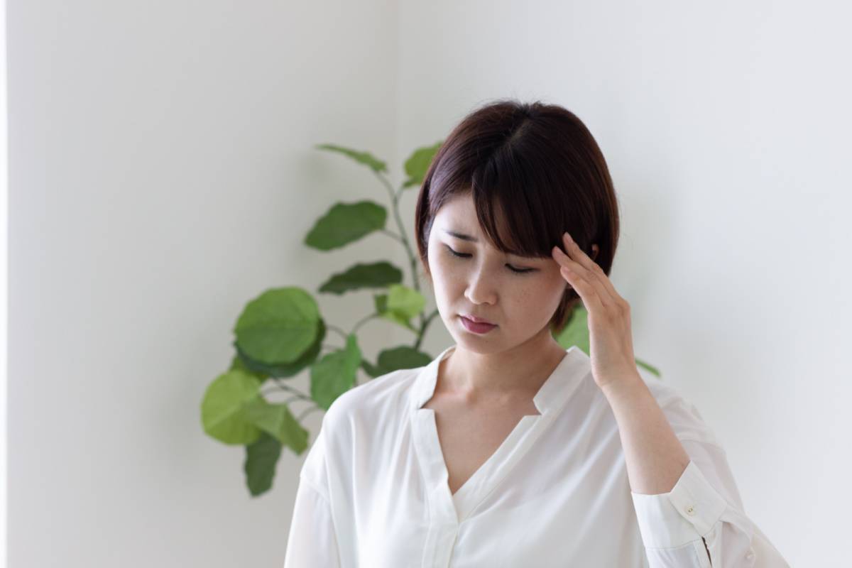 悩んでいる女性