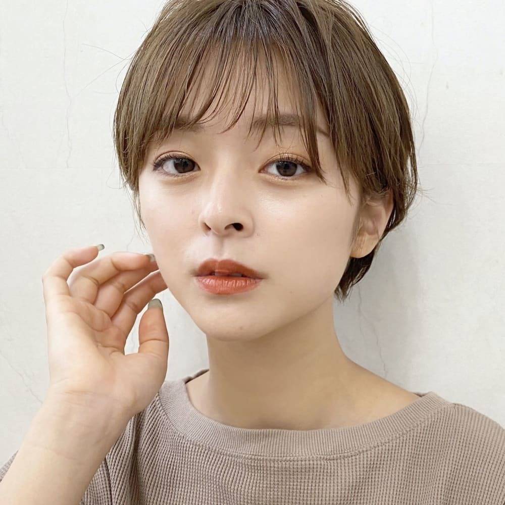 大人可愛い耳掛け前下がりショート