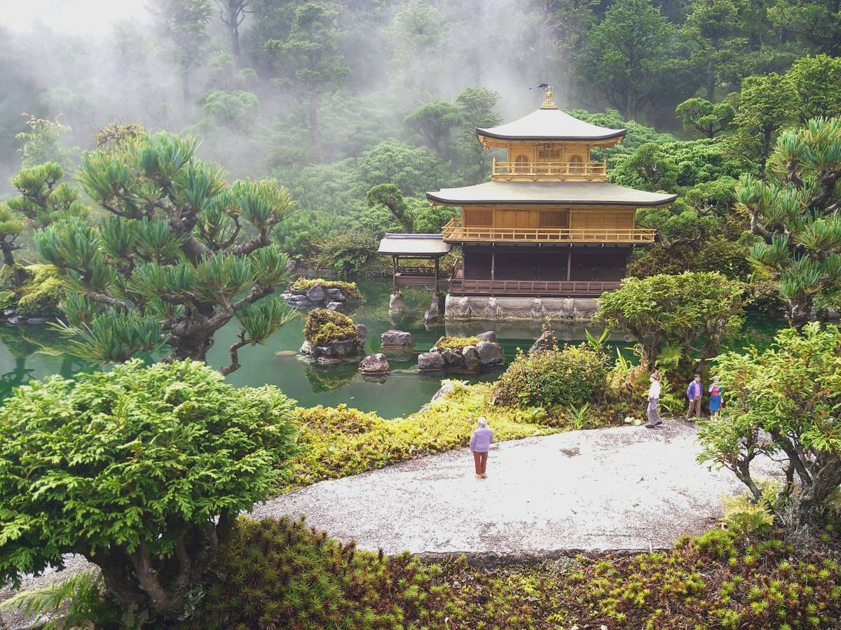 もやのかかった金閣寺の展示