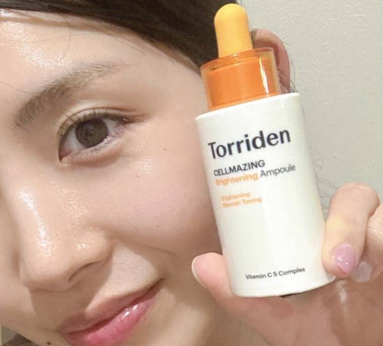 トリデン セルメイジング ビタC ブライトニング アンプルを使用しているところ