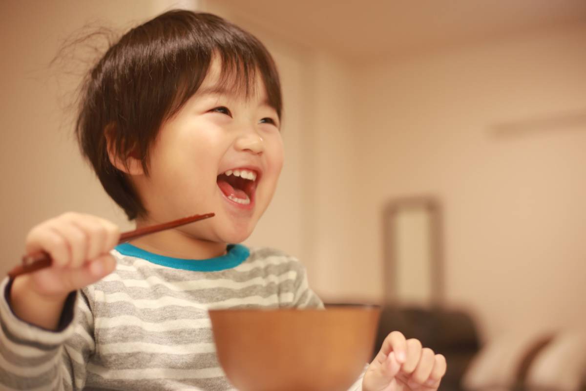 食事をしている男の子