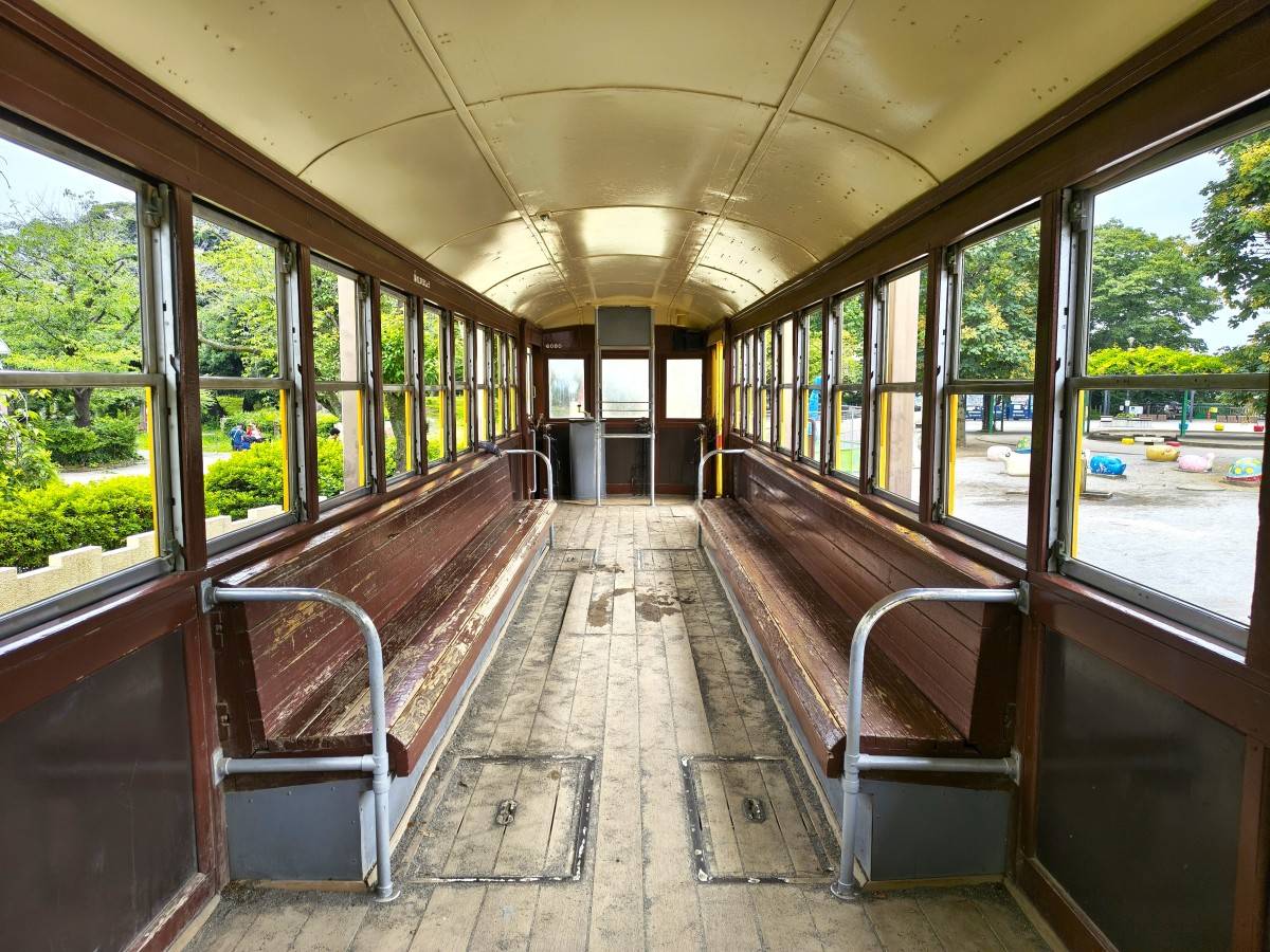 電車車両の中
