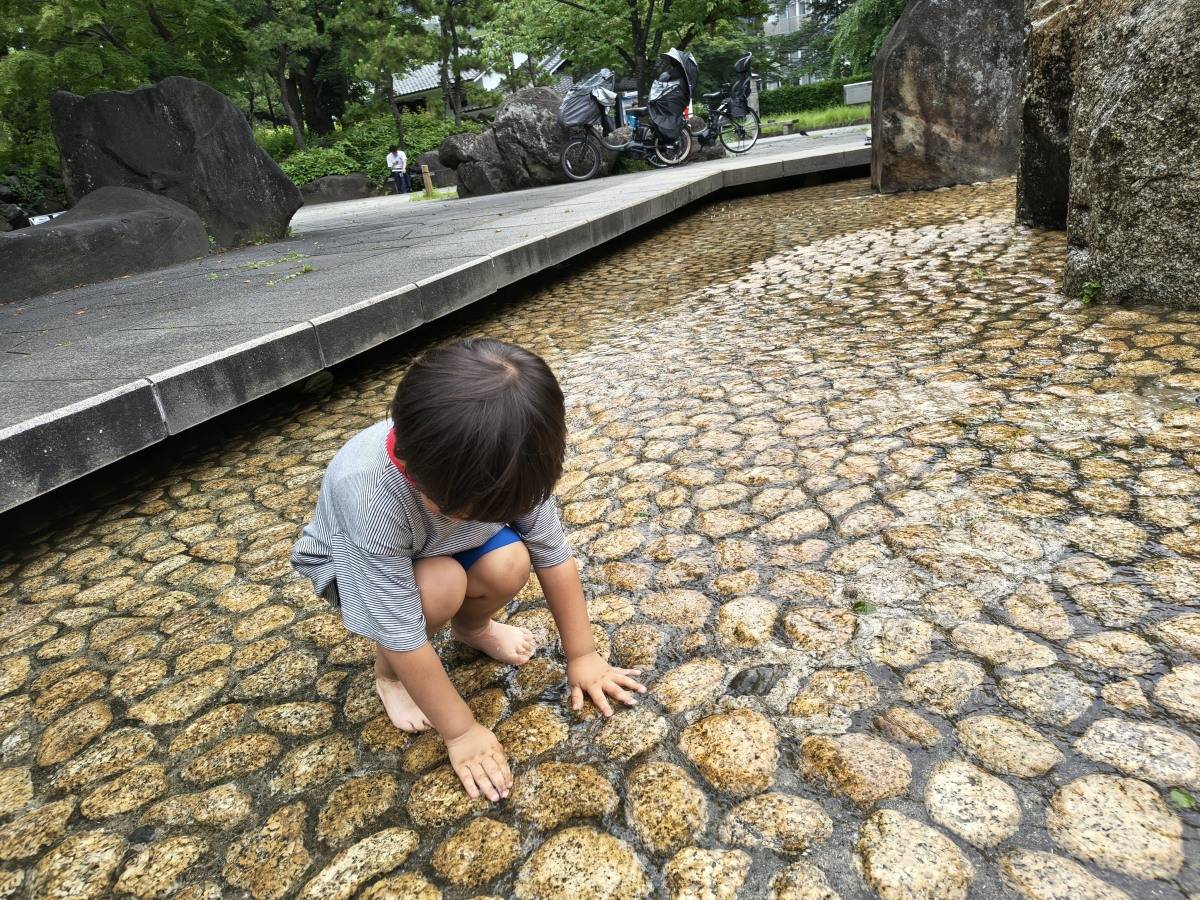 水遊びをする子ども
