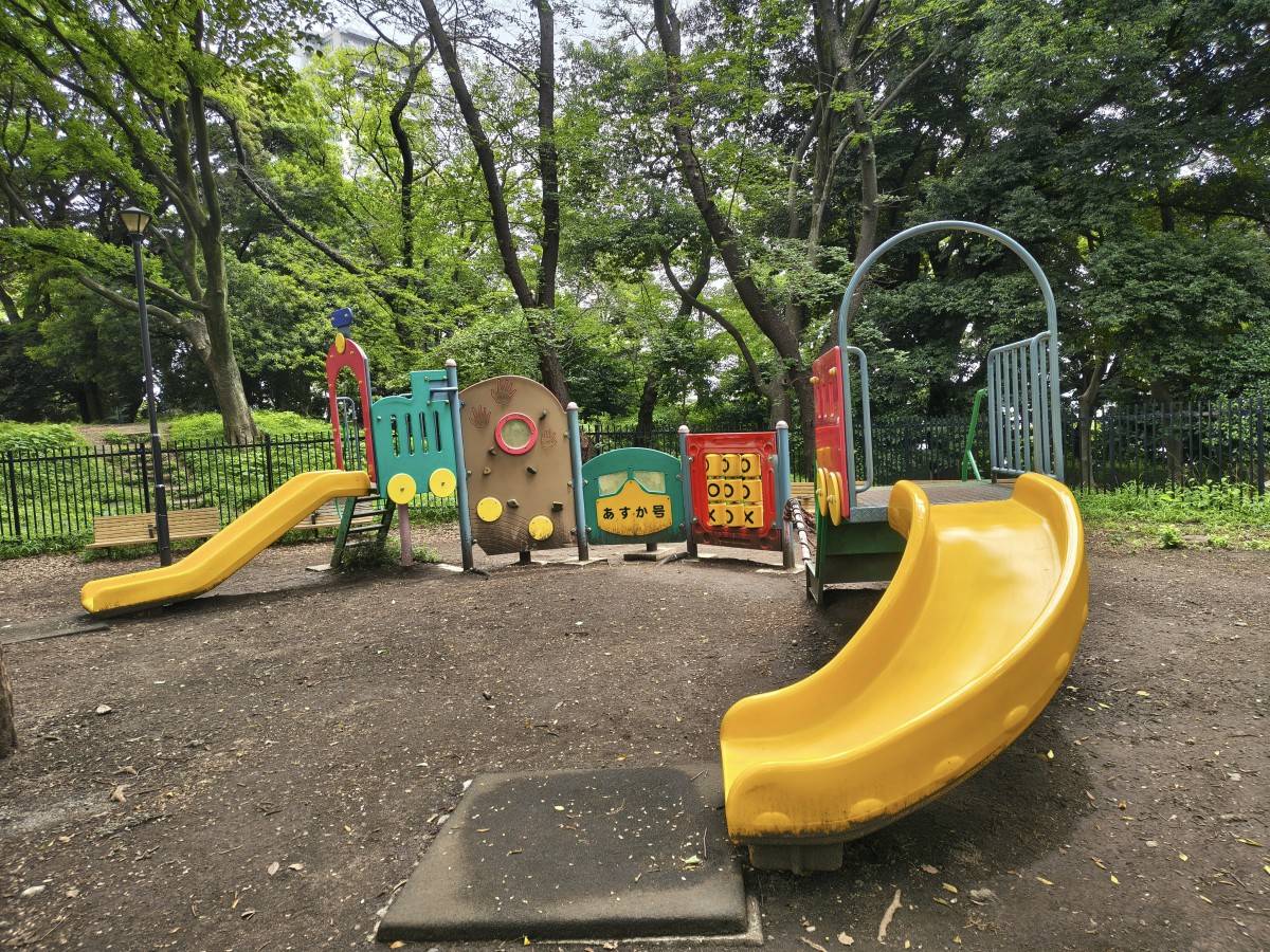 小さな子ども向けの遊具広場