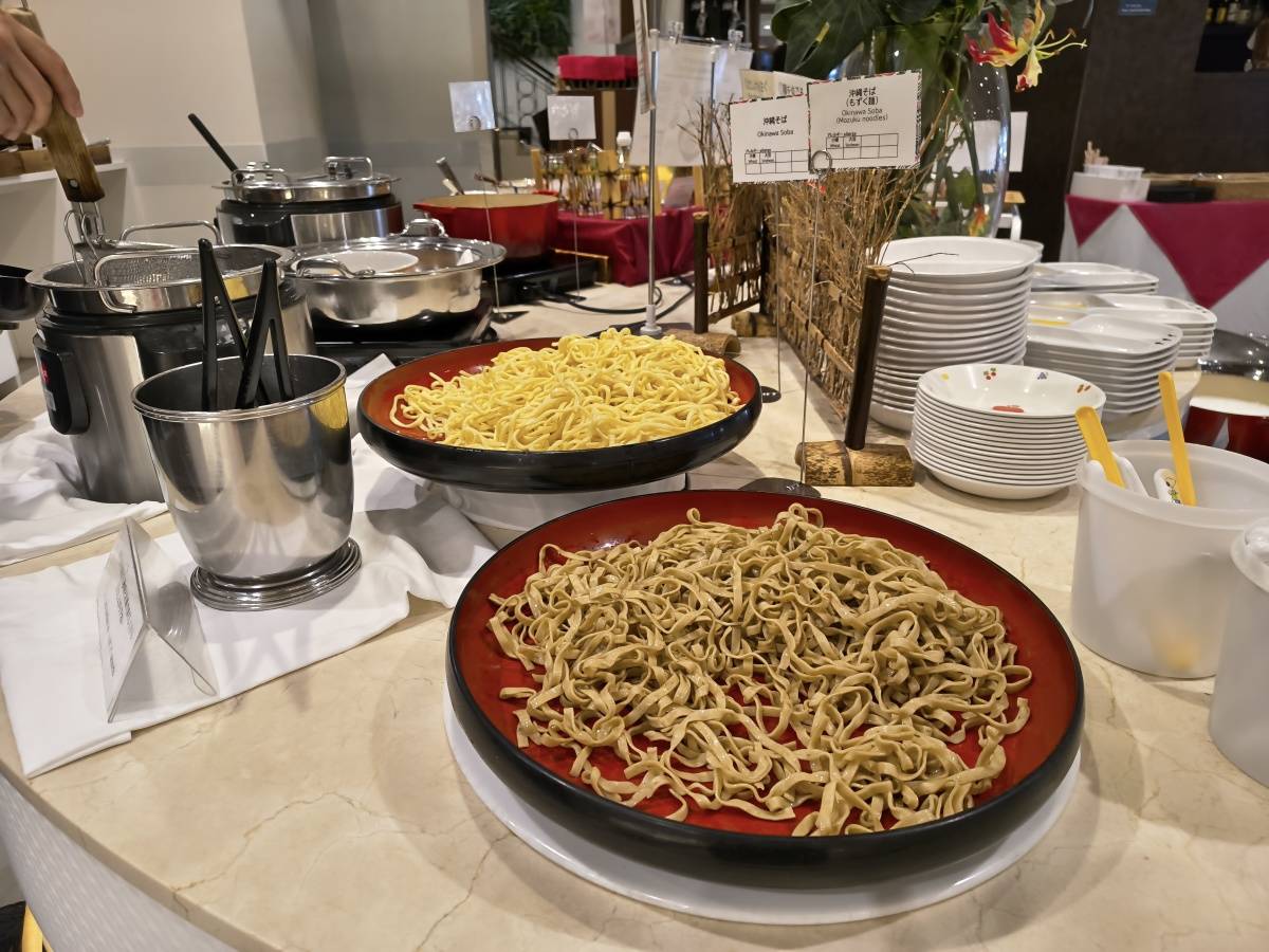 ソーキそばの麺が盛られたざる