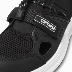 【CONVERSE】のスニーカーサンダルは、50代にもおすすめ！「スポっと履けて歩きやすい」