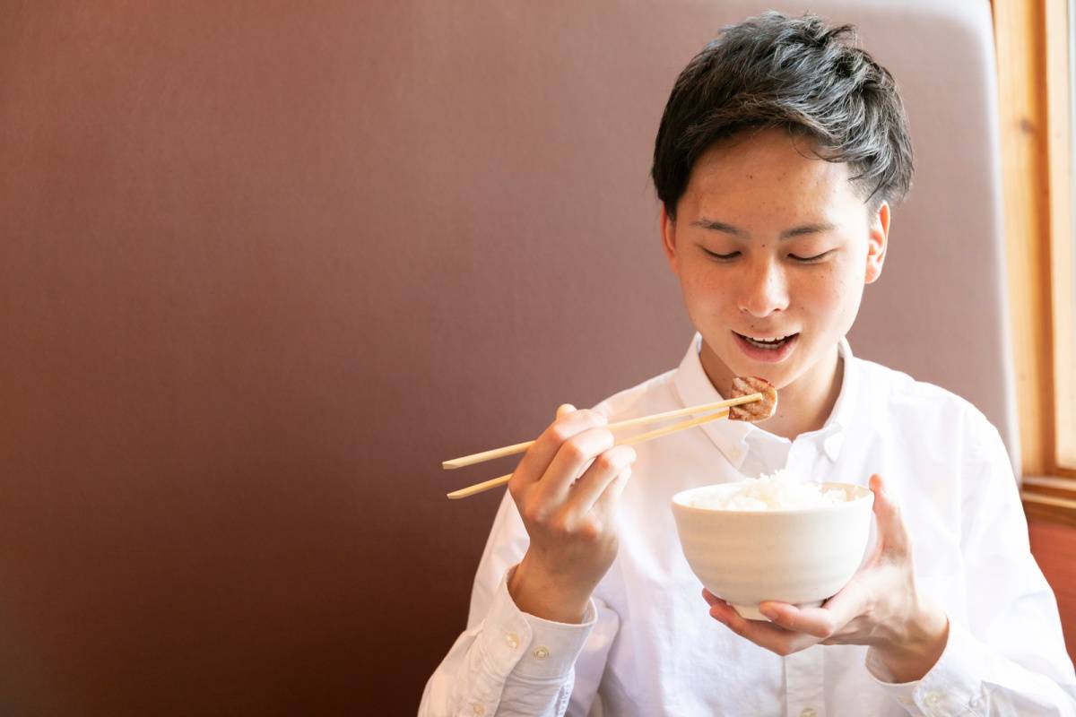 食事をしている男性