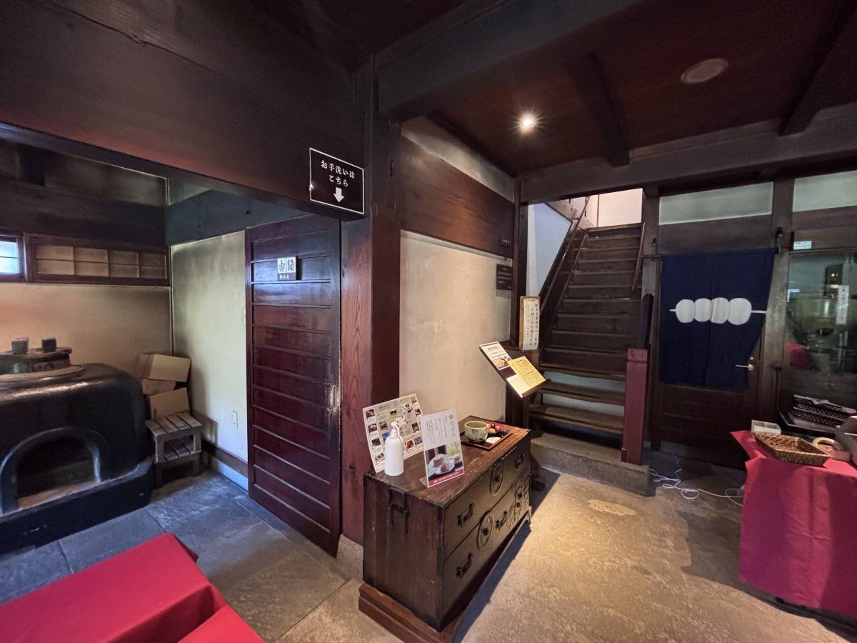 江口だんご本店 階段