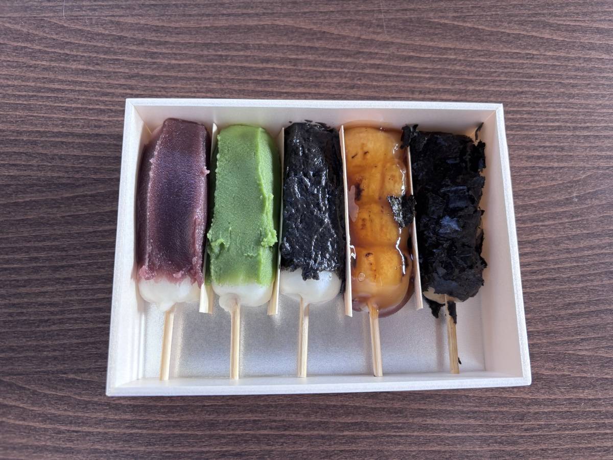 江口だんご本店 伝統の5色だんご