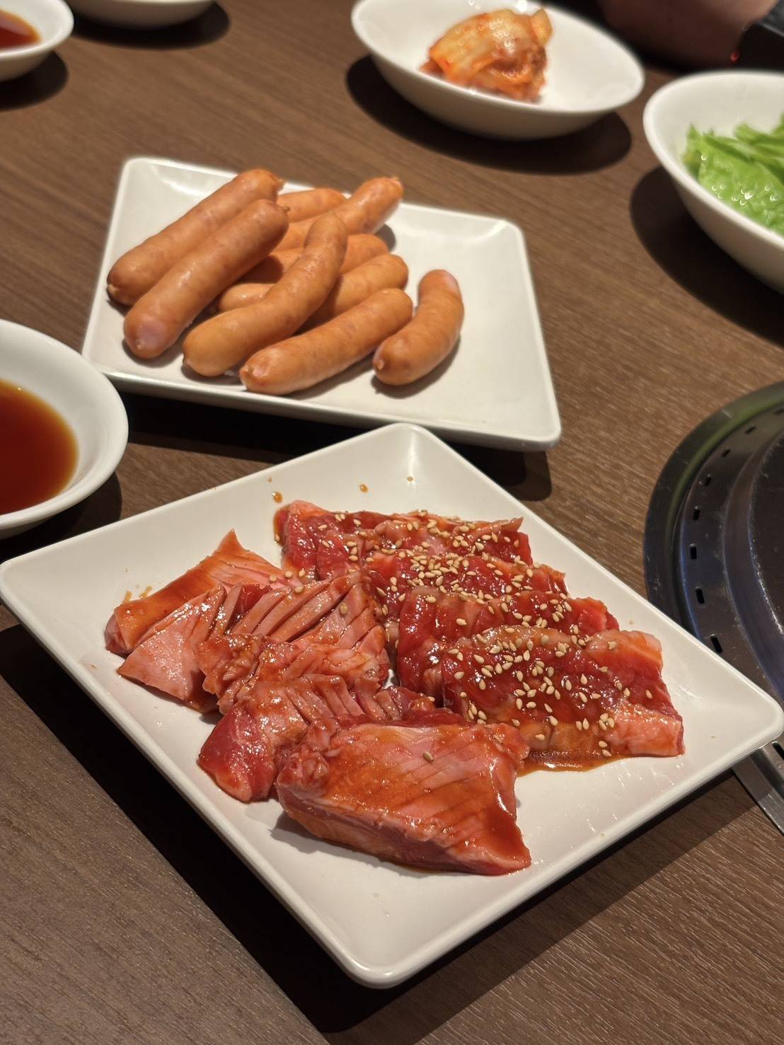 テーブルにのった焼肉