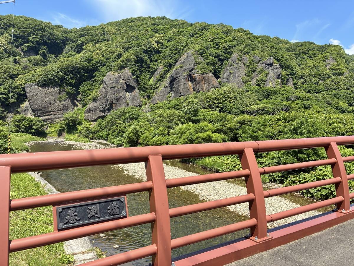 巻渕橋　崖側