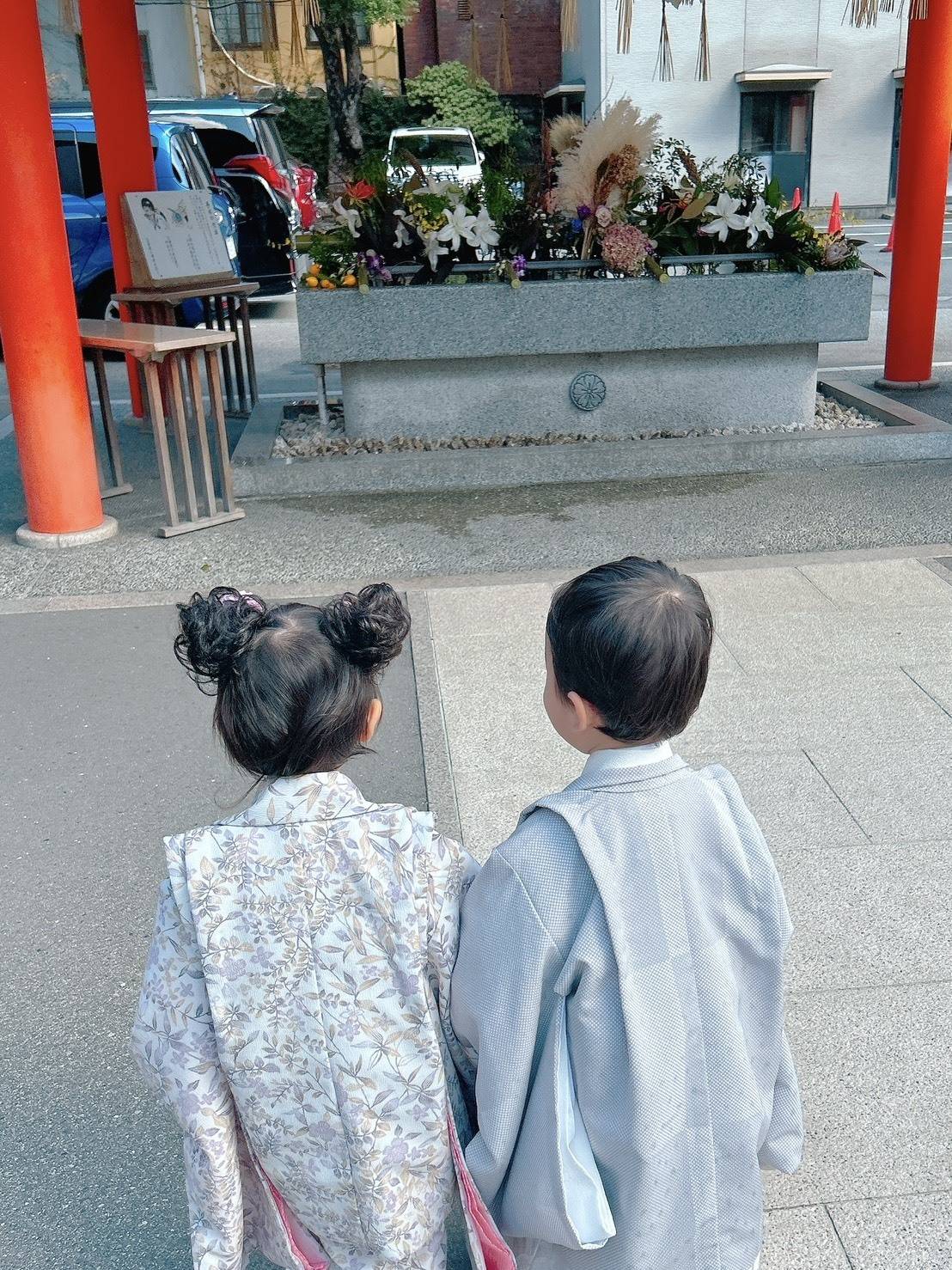 着物を着た2人の子ども