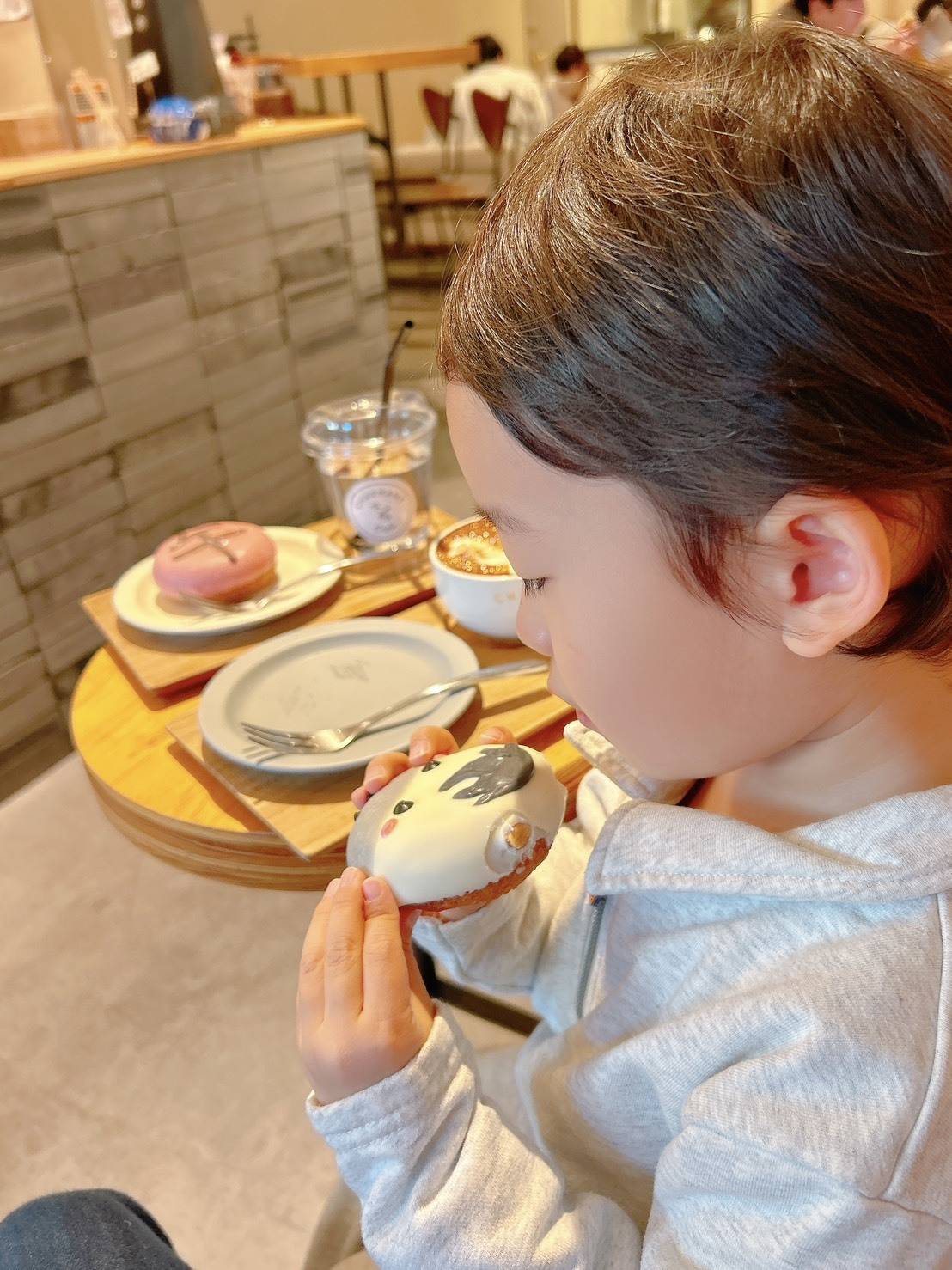 スイーツを食べる子ども