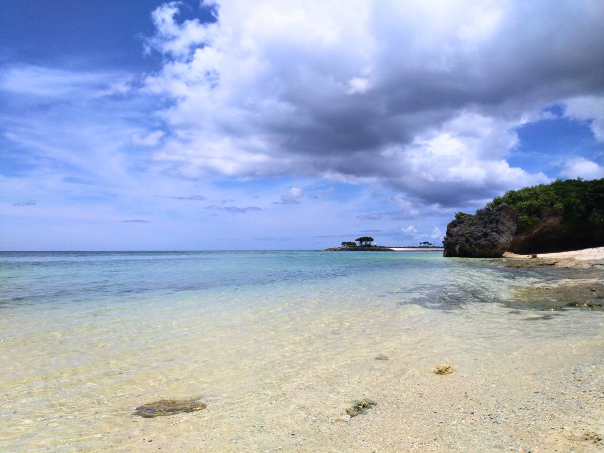 青い空と白い砂浜と透明度の高い海