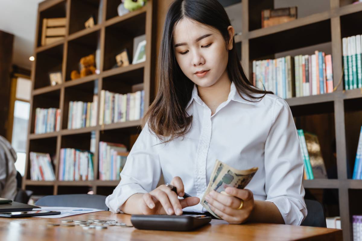 お金の計算をしている女性
