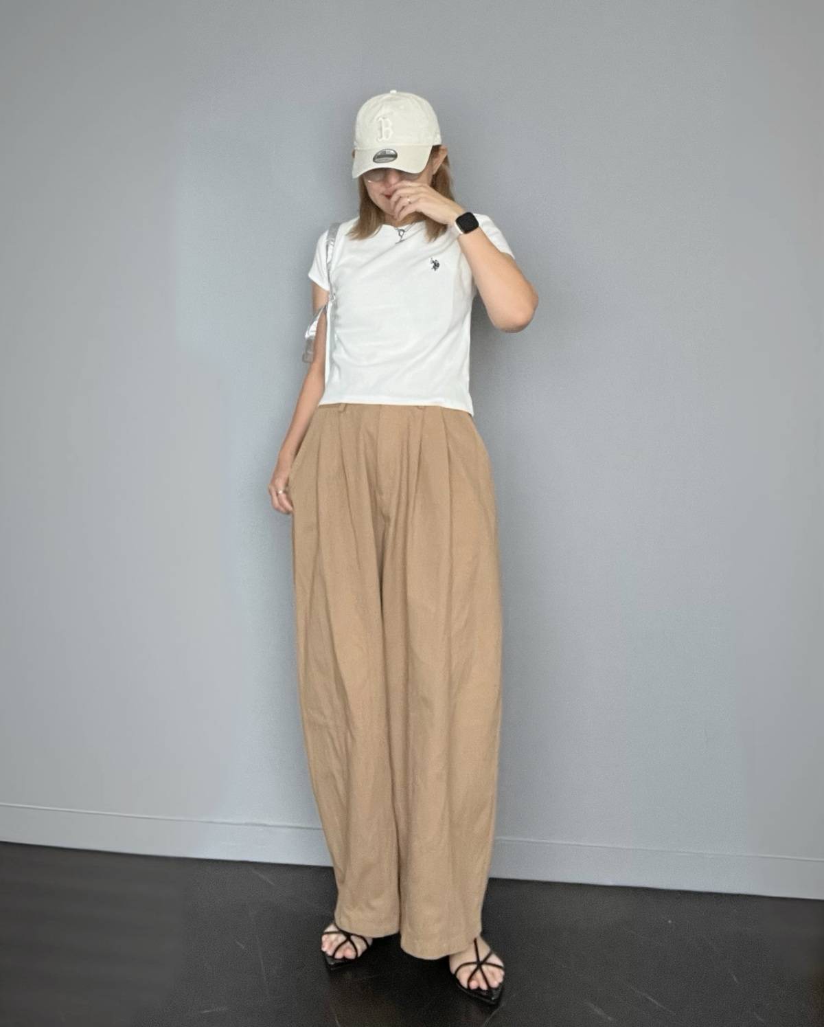 白Tシャツ×ベージュパンツの淡色コーデ