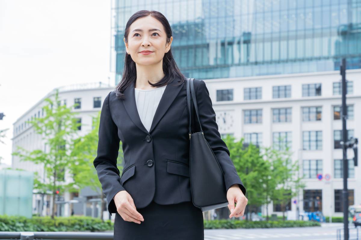 スーツ姿の女性