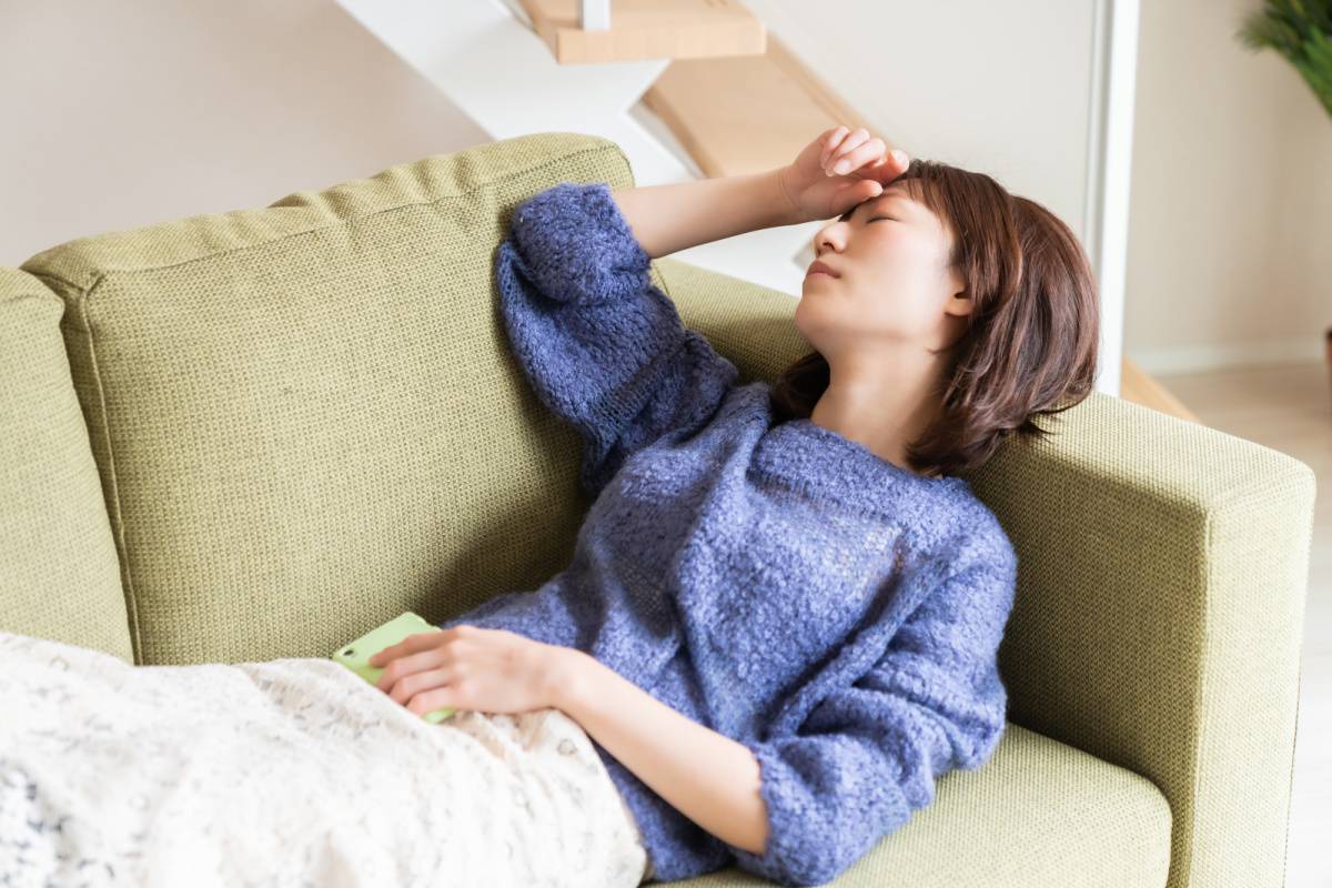 ソファで寝ている女性