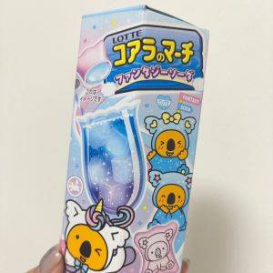 見た目も味もインパクト大！【コアラのマーチ】に水色のソーダ味が出た