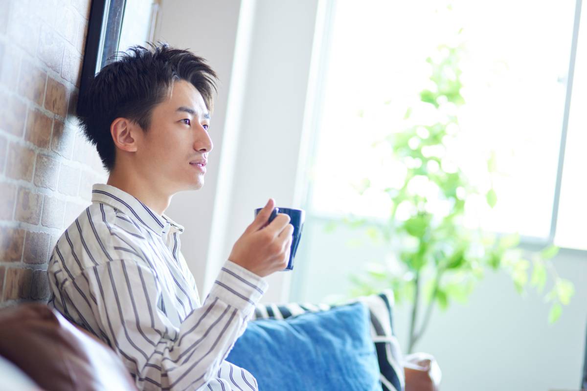 ソファでくつろいでいる男性