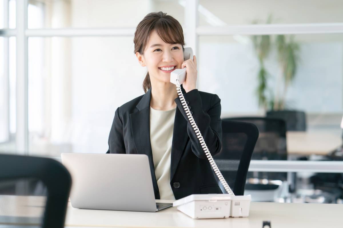 仕事で電話をしている女性