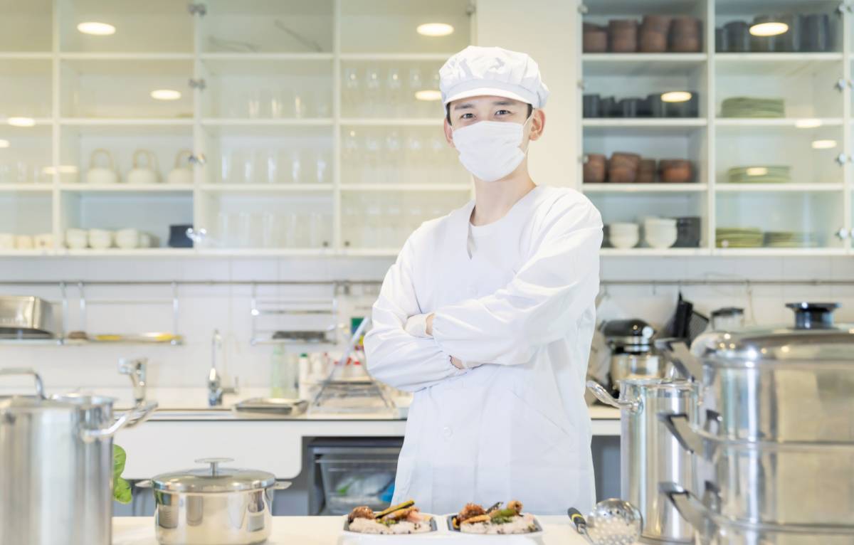 給食調理師の男性