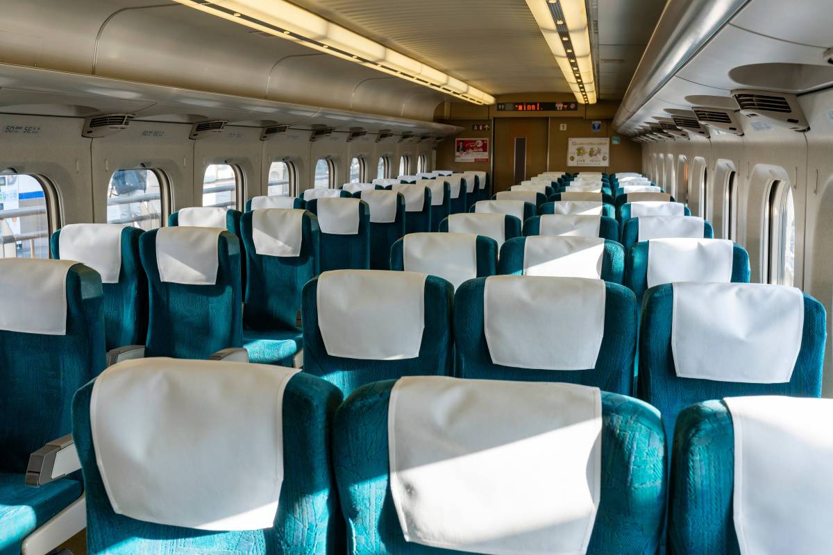新幹線車両の車内