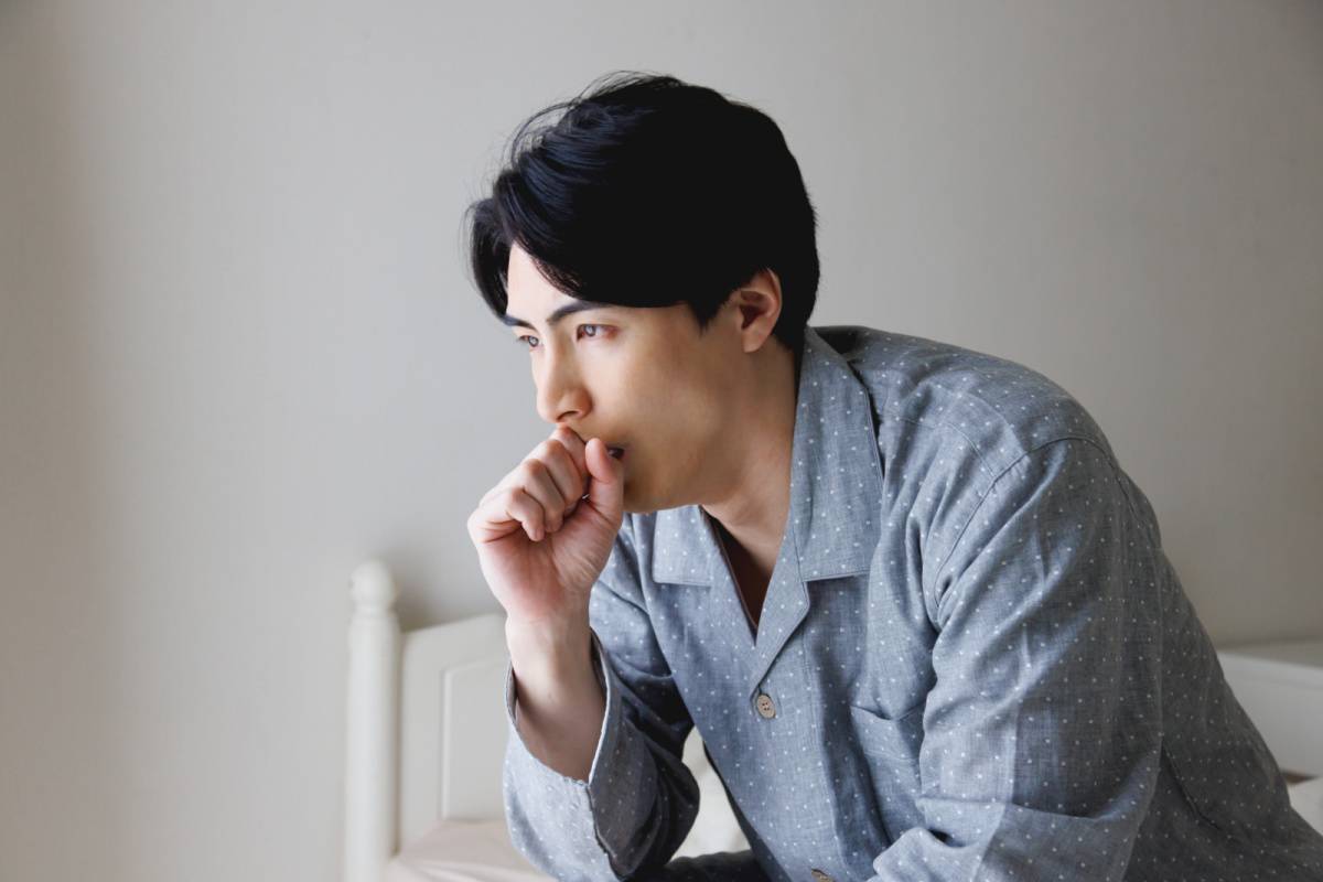考え込んでいる男性