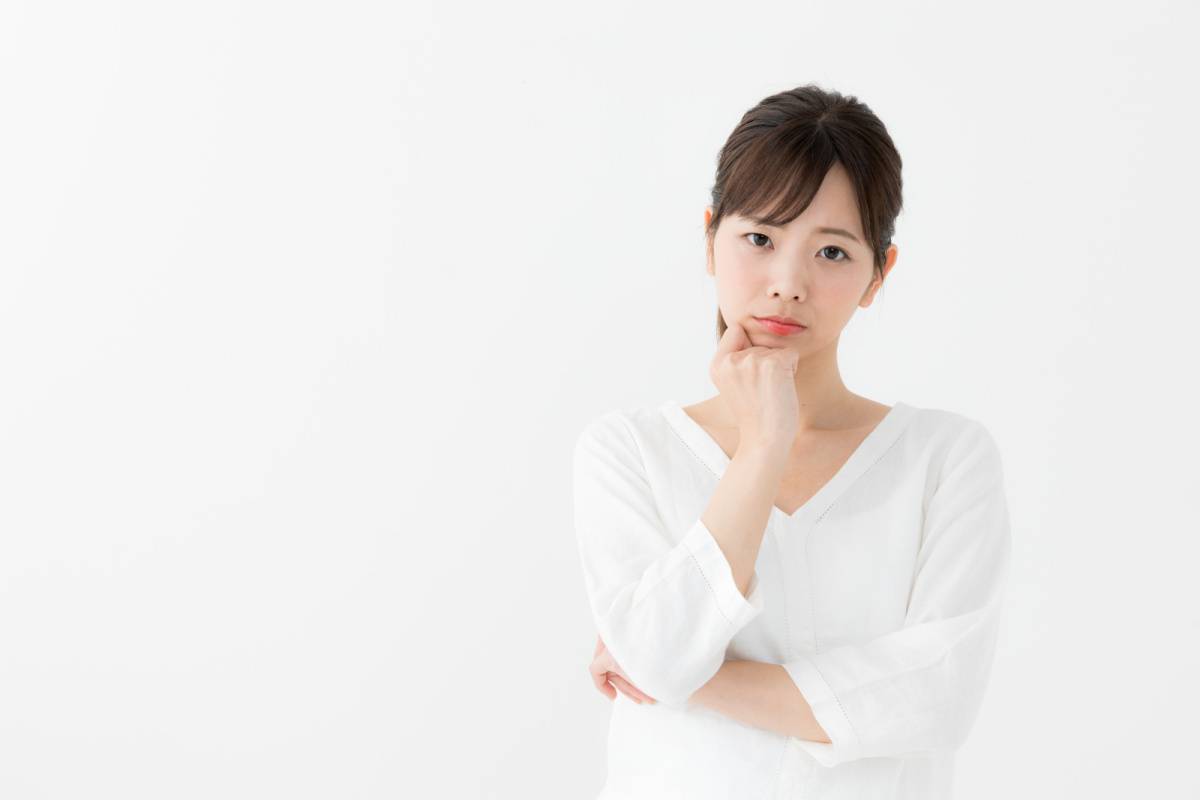 考え込んでいる女性