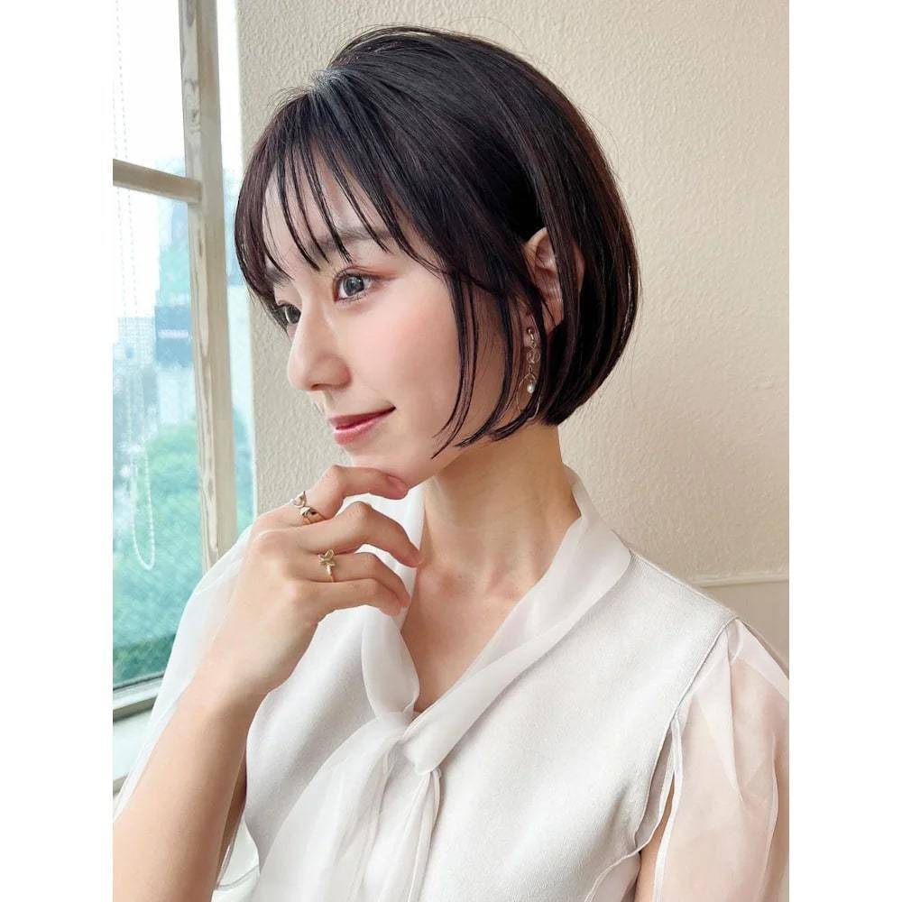 丸みレイヤーの耳掛けショートボブ
