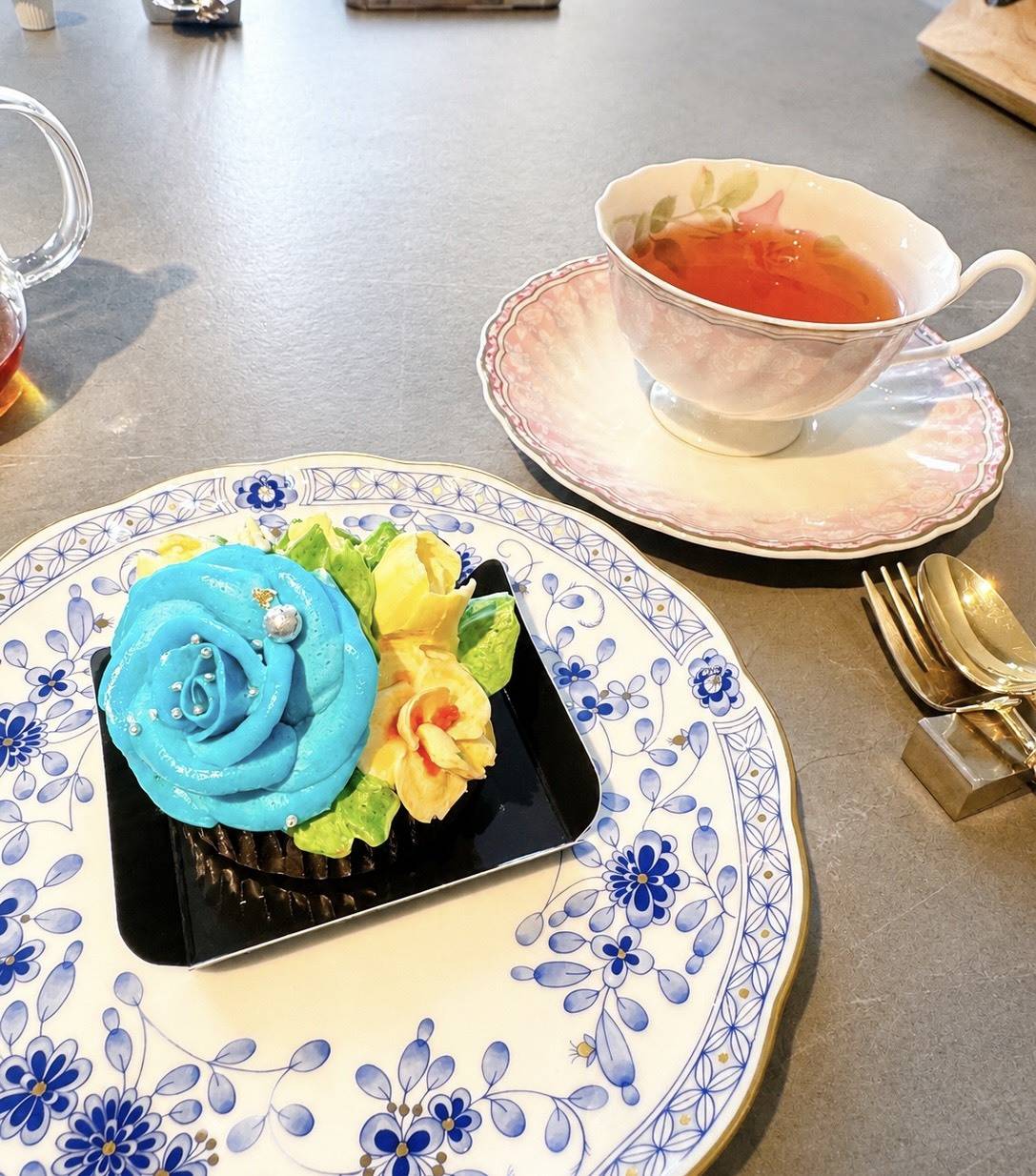 ドルチェ ディ ロッカ カリーノのケーキと紅茶