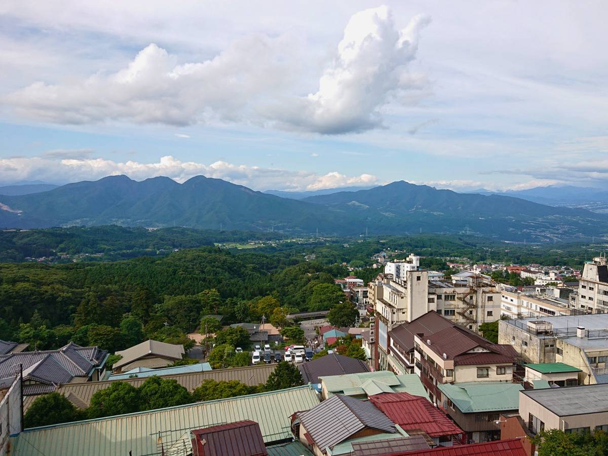 窓から見える群馬の山並み
