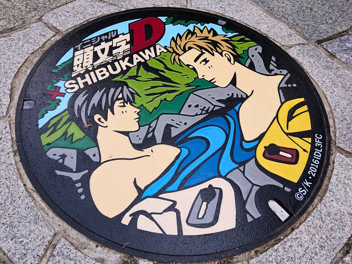 イニシャルDのキャラクターが描かれたマンホール
