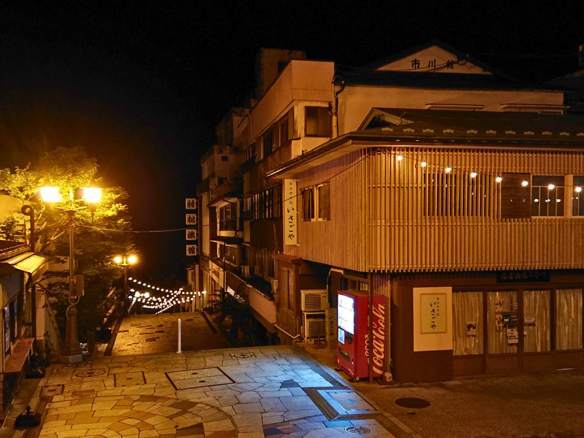 ライトが張り巡らされた夜の石段街