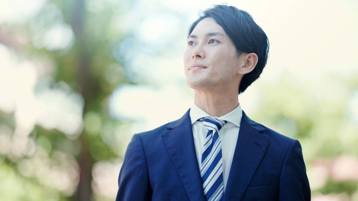 スーツ姿の男性