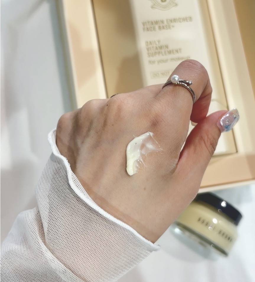 BOBBI BROWN ビタエンリッチド クリーム&フェイスベース プラスを手に塗ったところ