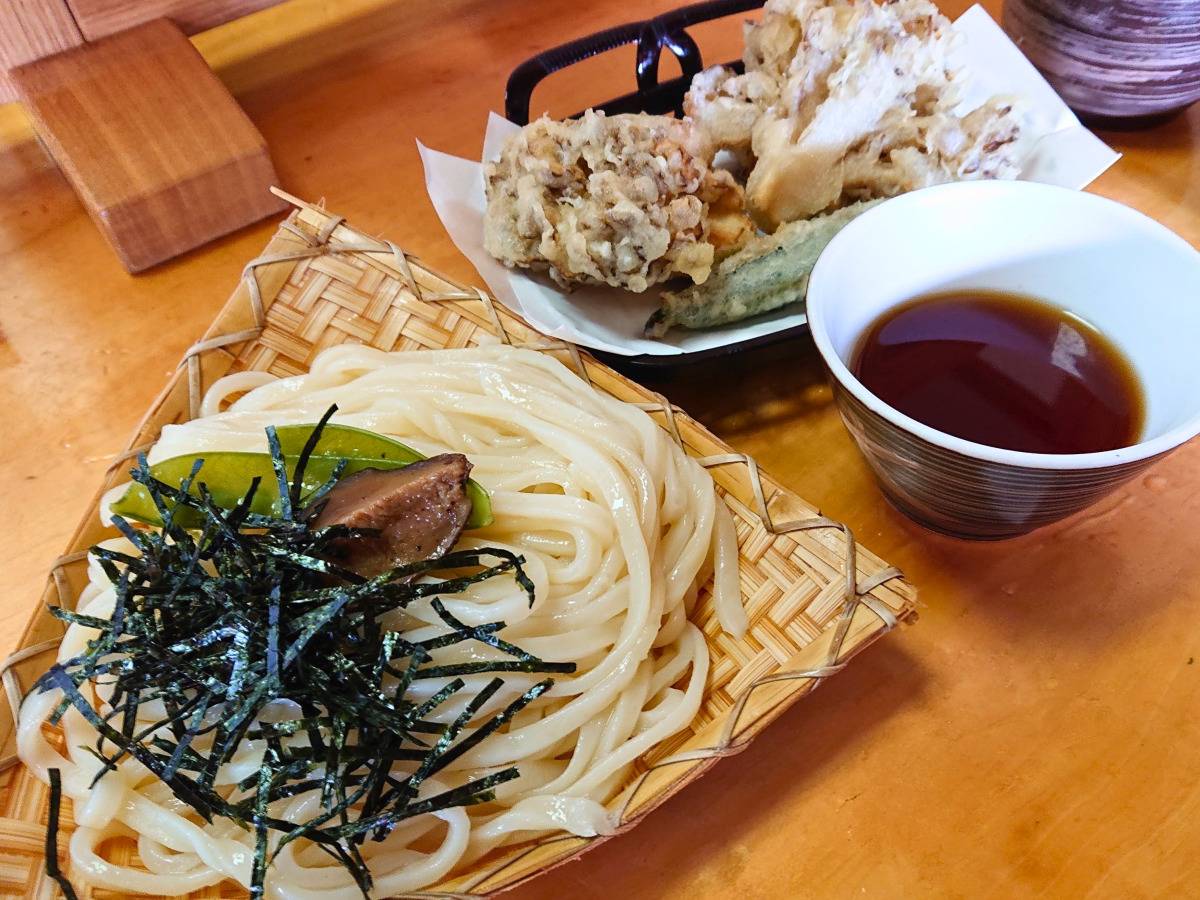 三角のざるのうどん