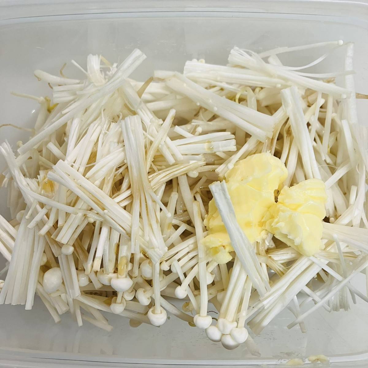 テーブルマーク公式の「レンジだけ!えのきともやしのバターしょうゆうどん」のレシピ