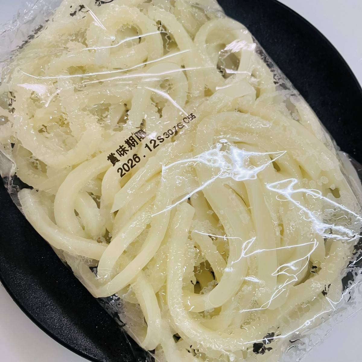 テーブルマーク公式の「レンジだけ!えのきともやしのバターしょうゆうどん」のレシピ