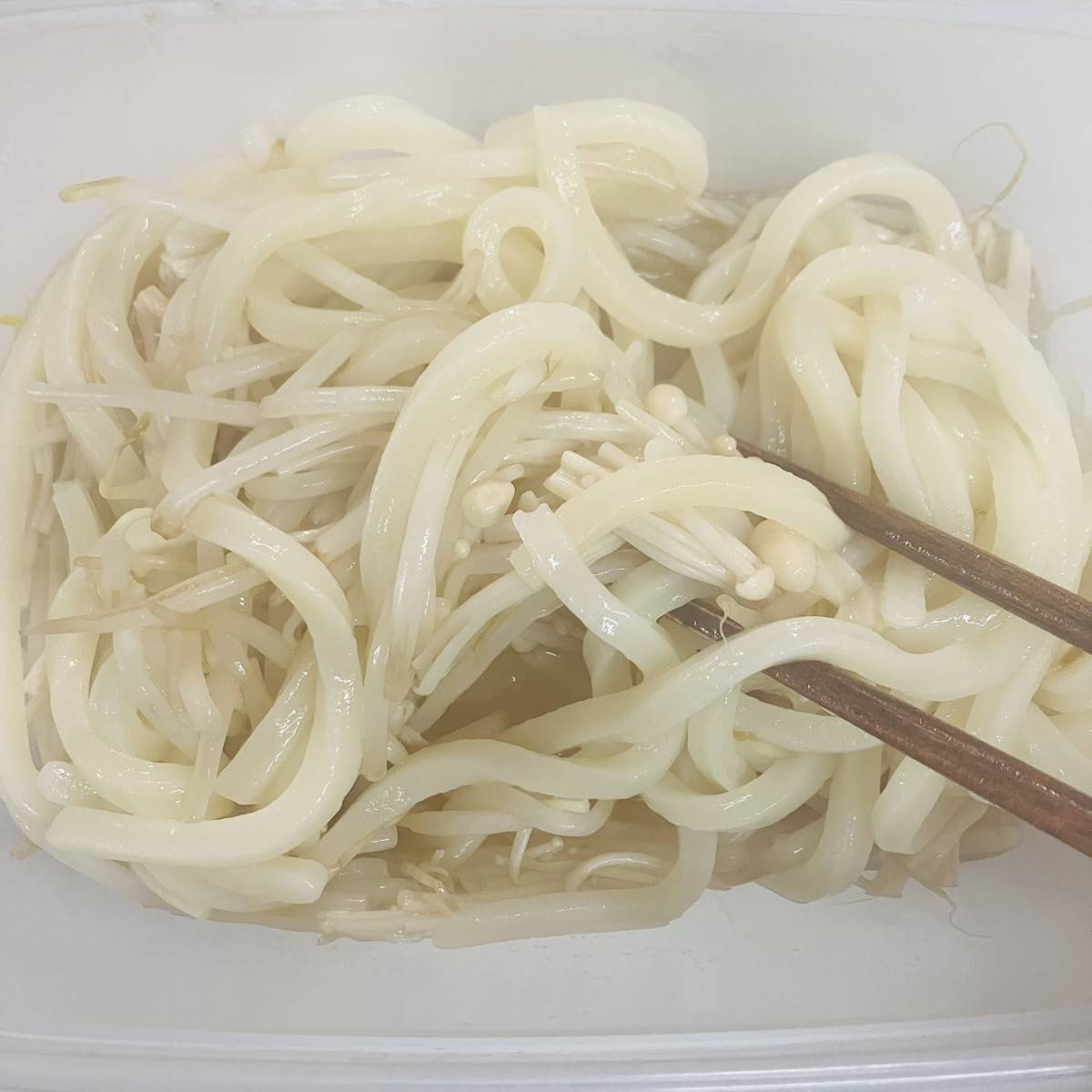 テーブルマーク公式の「レンジだけ!えのきともやしのバターしょうゆうどん」のレシピ