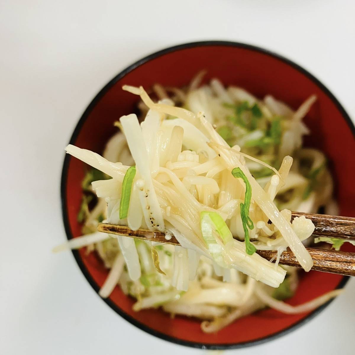 テーブルマーク公式の「レンジだけ!えのきともやしのバターしょうゆうどん」のレシピ