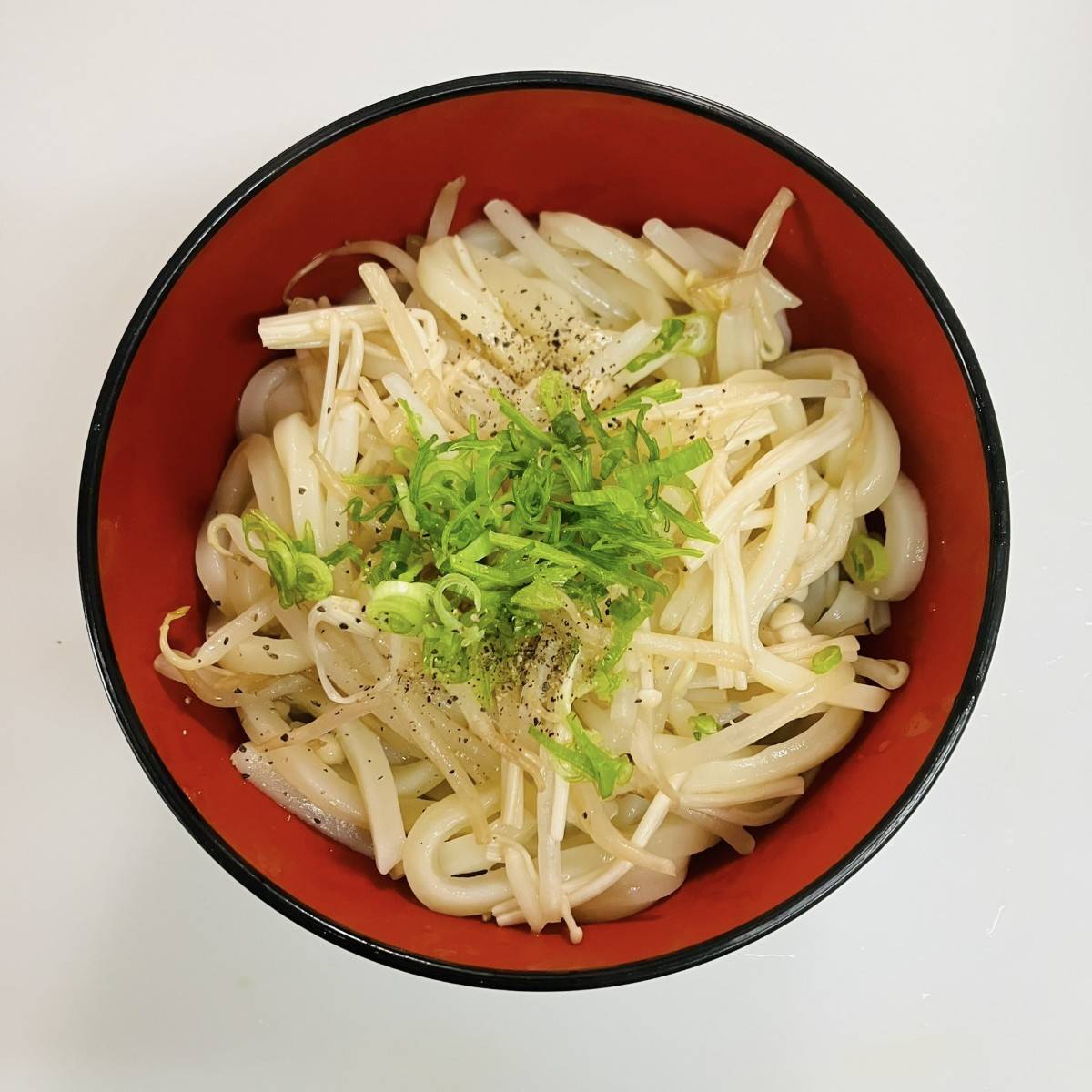 テーブルマーク公式の「レンジだけ!えのきともやしのバターしょうゆうどん」のレシピ