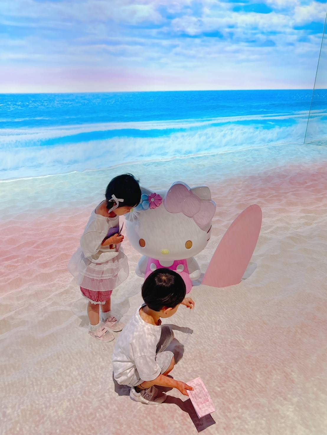 「Hotel Floria」で遊ぶ子どもたち