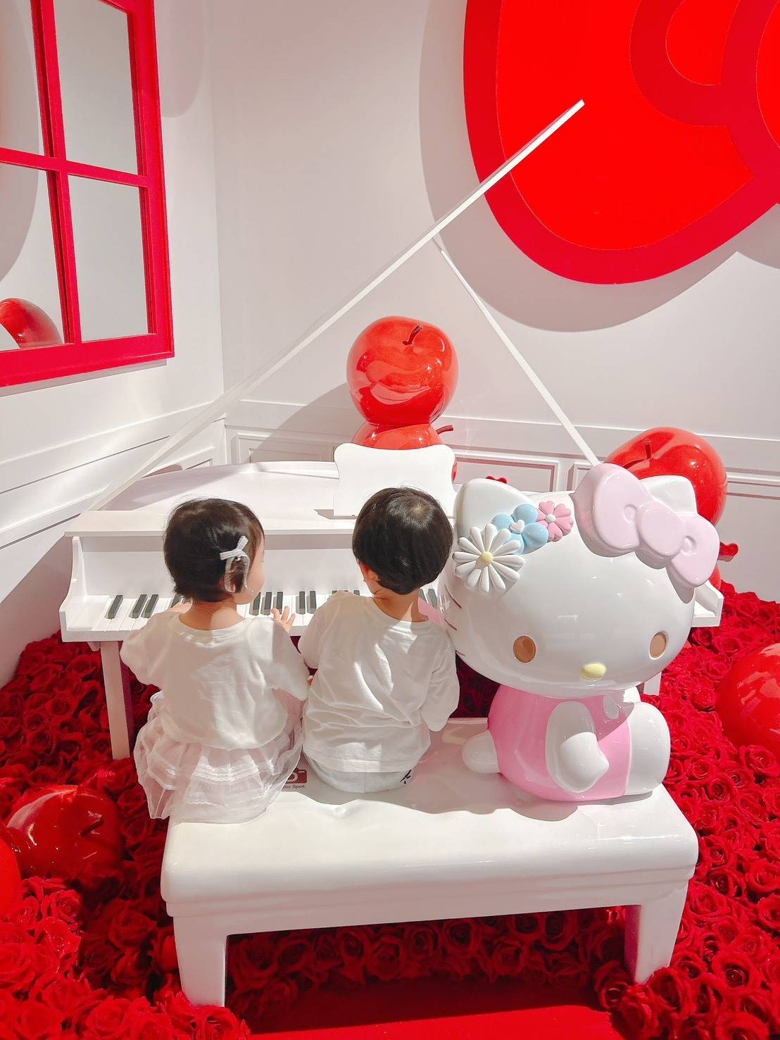 「Hotel Floria」で遊ぶ子どもたち